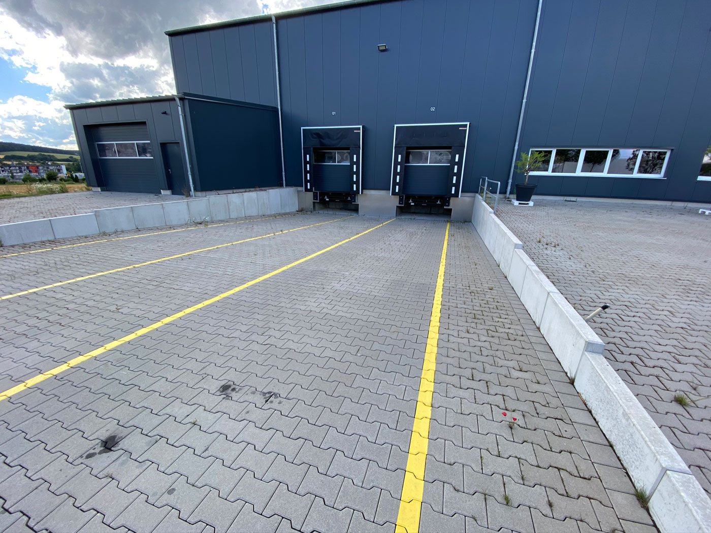Lagerhalle express24-online in Fulda bei Abenddämmerung