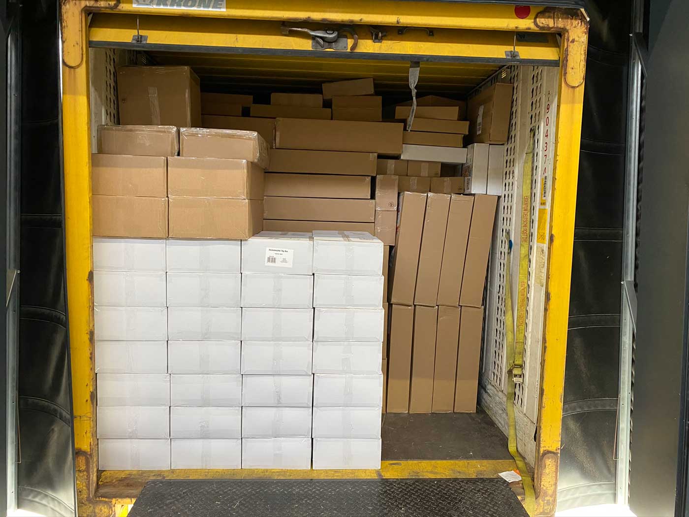 Lagerregale im Fulfillment-Zentrum von express24-online